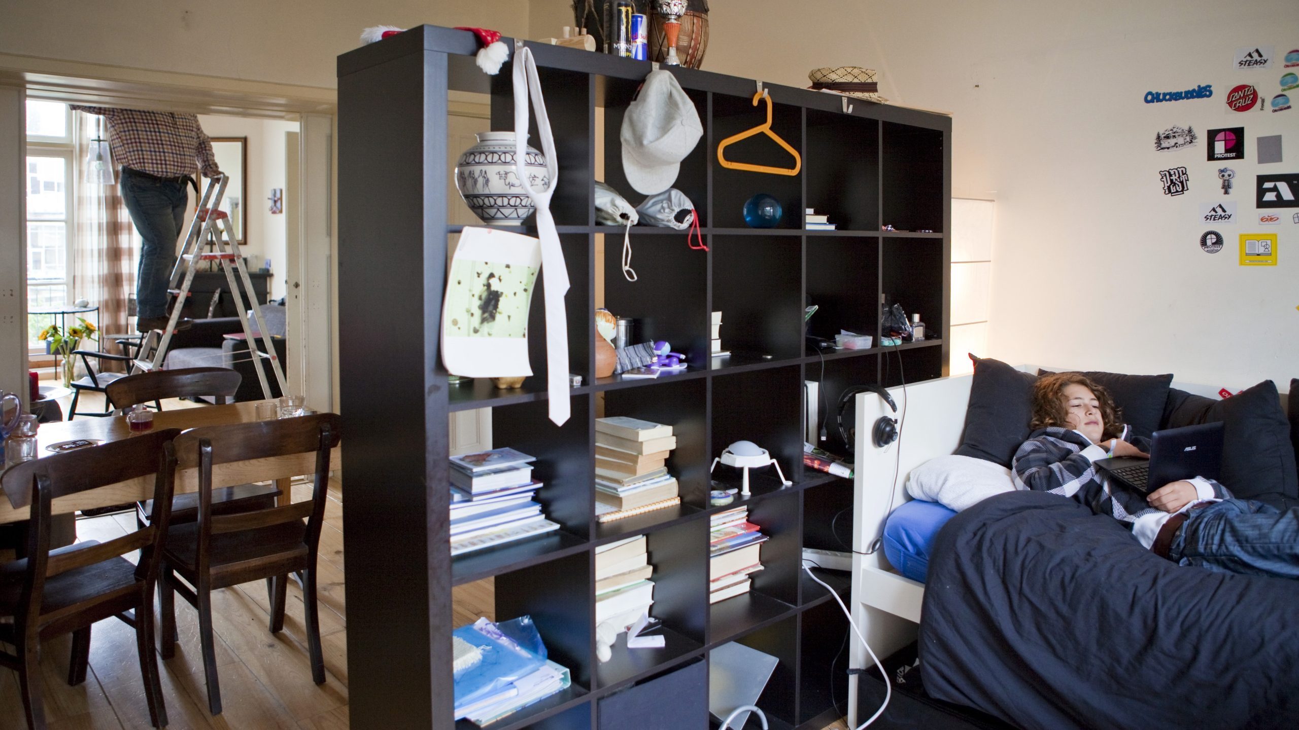  In Den Haag gaan 's avonds de schuifdeuren van de ensuite portiek-etagewoning dicht, zodat Elia (13) meer privacy heeft in zijn 'slaapkamer'.